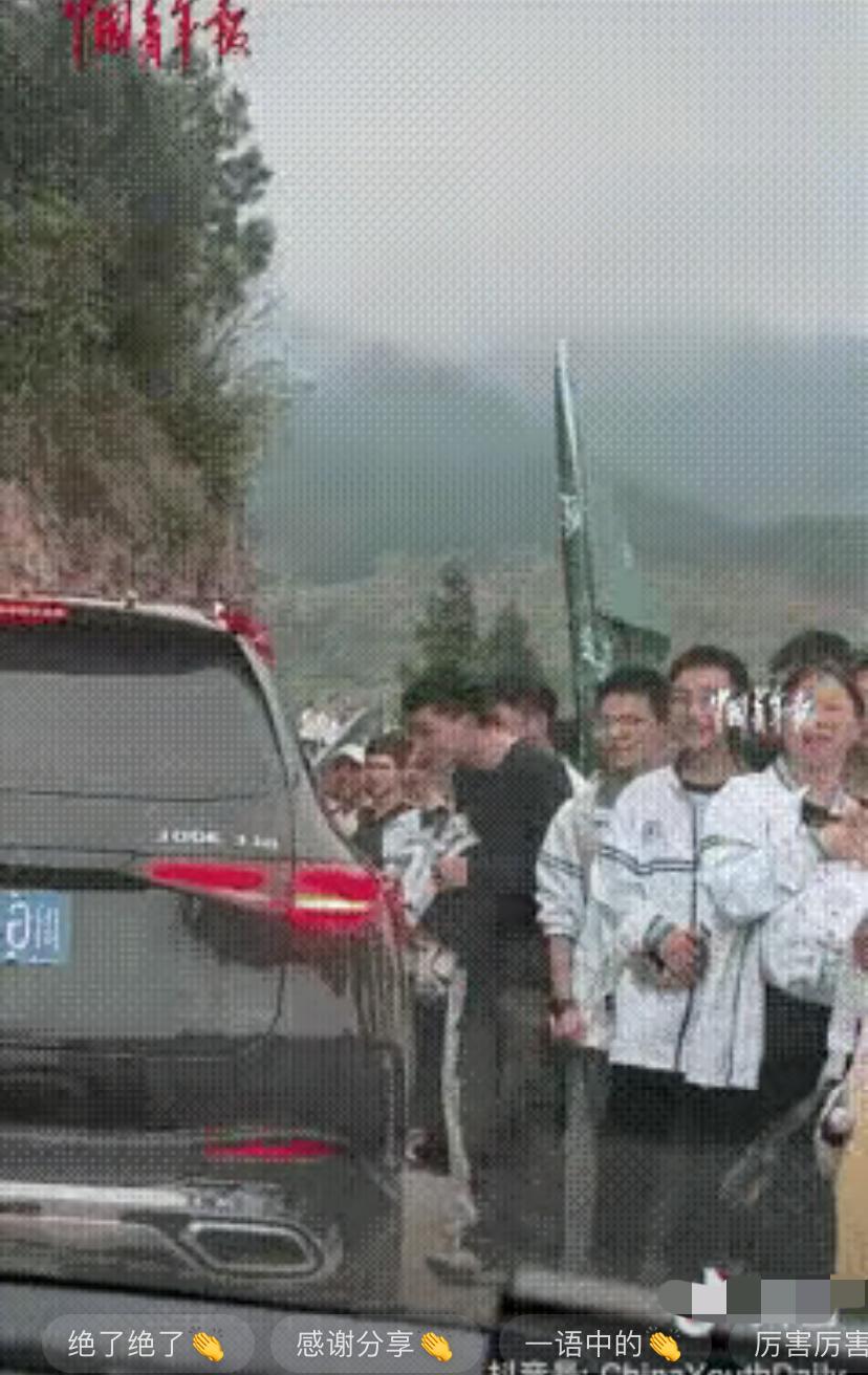 毕生难忘！四川泸州一对新人接亲返程，偶遇春游学生队伍，下一幕直接暖哭全网。乡