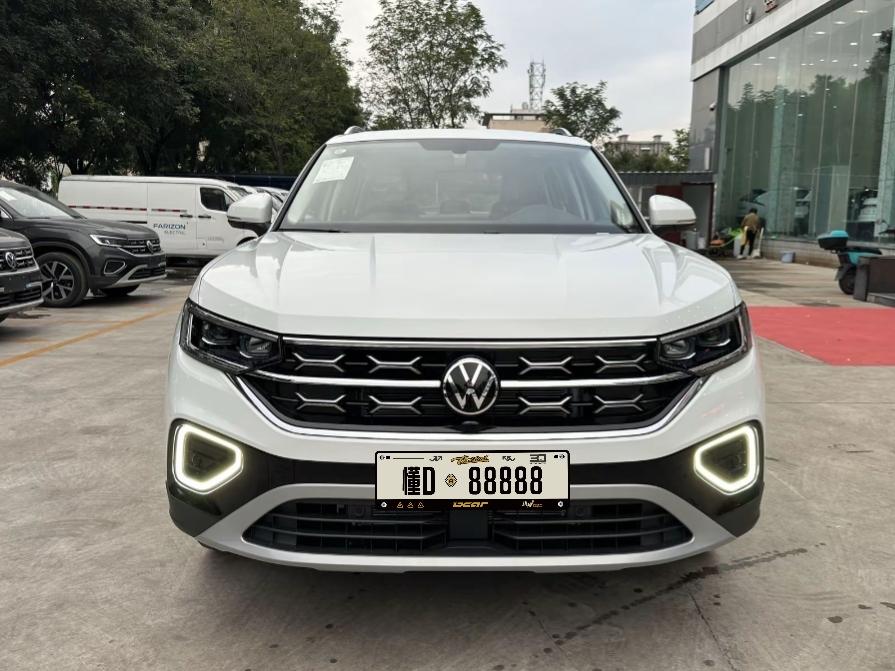 大众探岳是一汽大众旗下的中型SUV，凭借着均衡的空间表现和不错的动力，以及亲民的