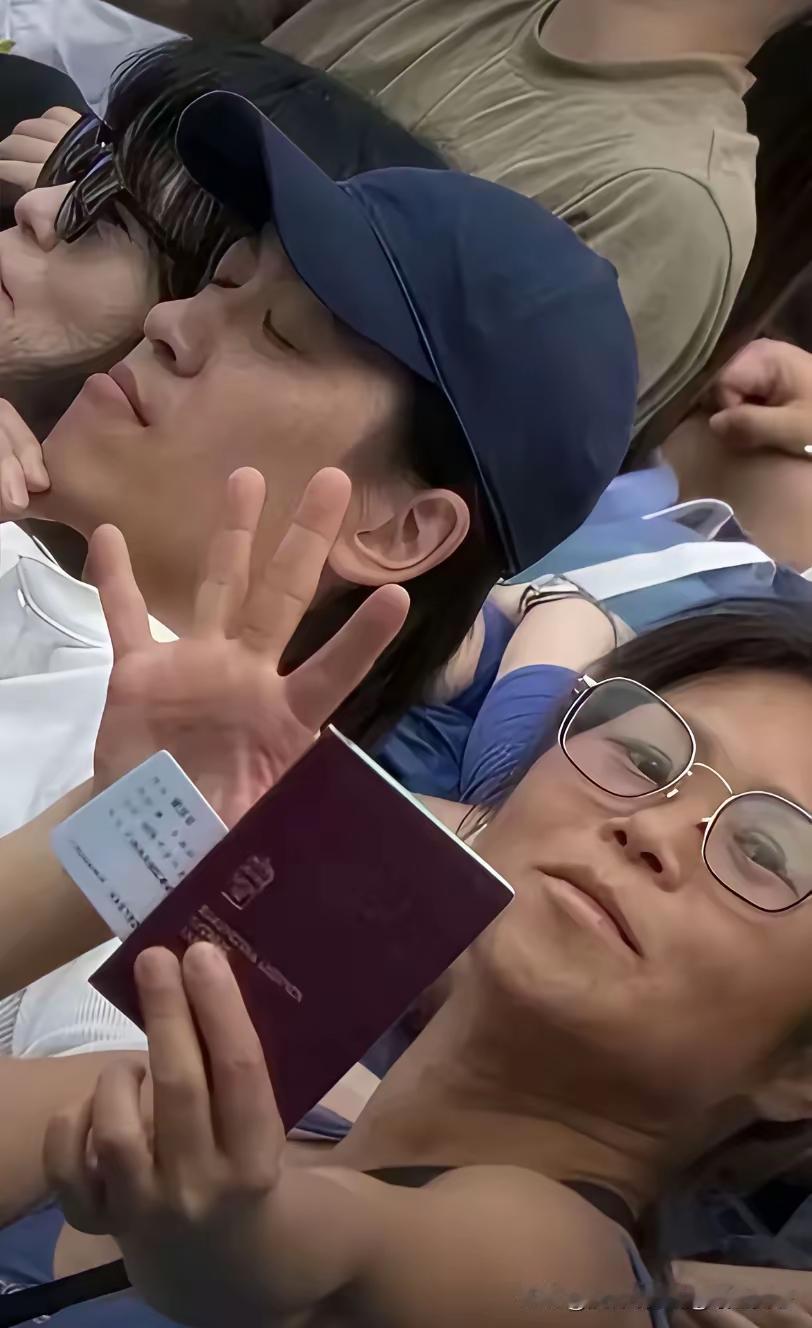明明就是赤裸裸的鄙视中国人身份的挑衅行为，高喊“IamnotChinese