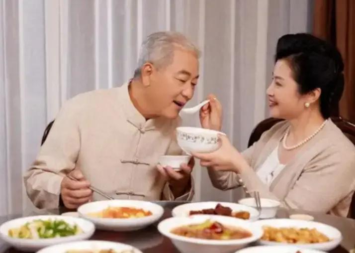 73岁老人晚饭硬拖到8点，医生怒批：血糖飙升、夜间心梗风险翻倍，这8大坑不避开，