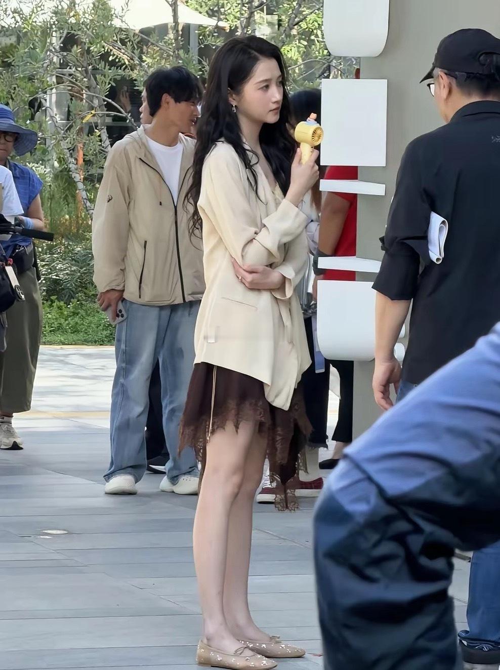 关晓彤在无锡万象城拍戏，好瘦啊！！