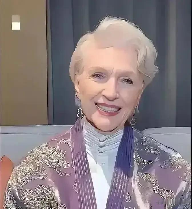马斯克的妈妈梅耶是一位伟大的母亲。梅耶·马斯克：从家暴中突围，60岁重返模特圈，