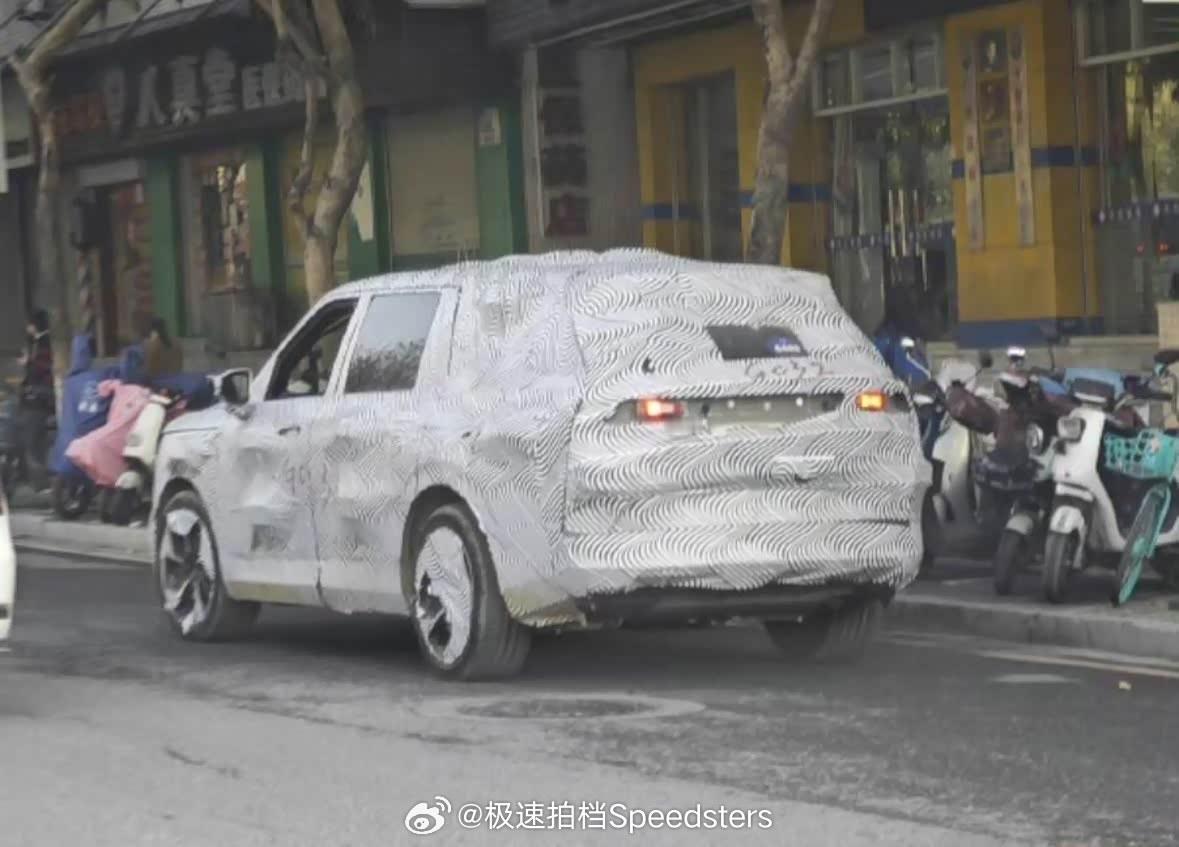 小鹏G01谍照，它将是小鹏汽车在今年第四季度推出的鲲鹏超级电混大型SUV；该混动