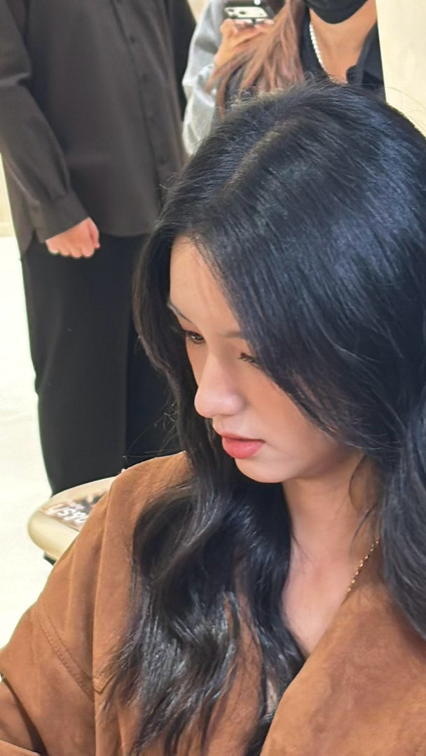 周也美拉德复古长裙造型周也好惊人的面部平整度秋日氛围感美人周也，一袭美拉德复古长