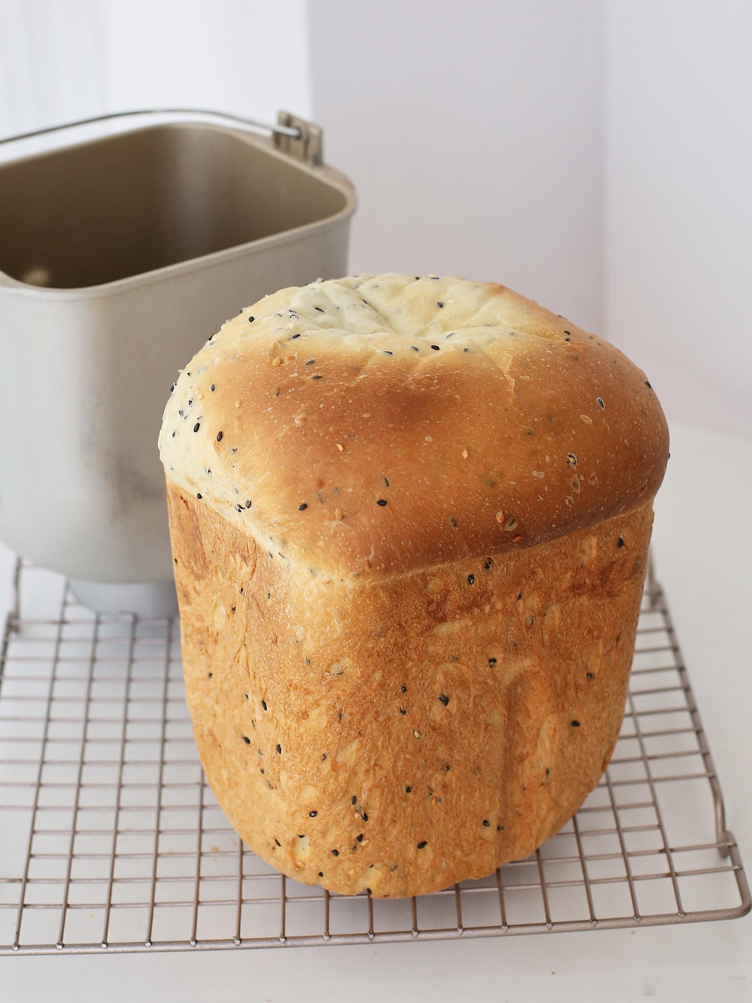 松软蜂蜜双芝麻吐司🍞面包机食谱面包库存告急又想吃点清淡口的面包寻摸一