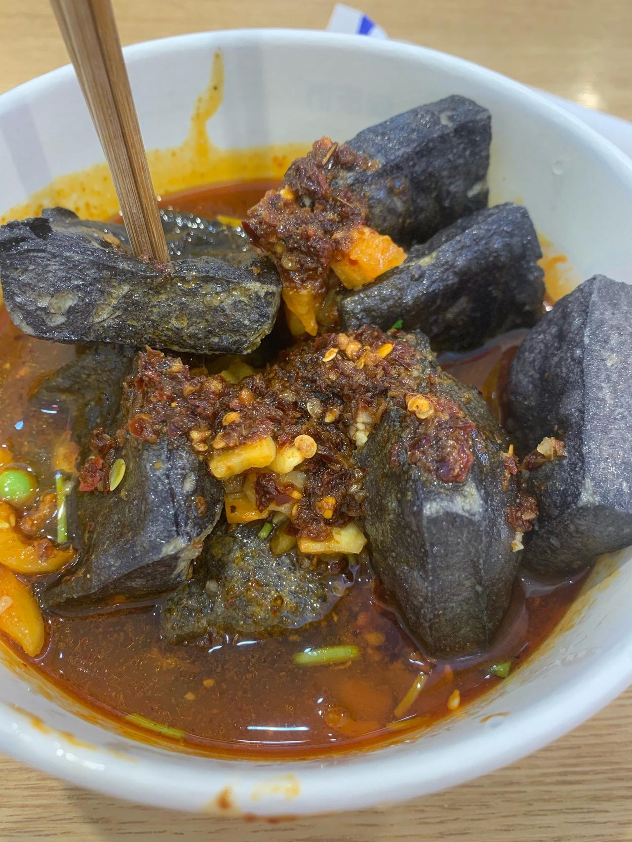 湖南长沙旅游，特色小吃打卡攻略！长沙小吃美食推荐：1、臭豆腐、糖油坨坨/糖