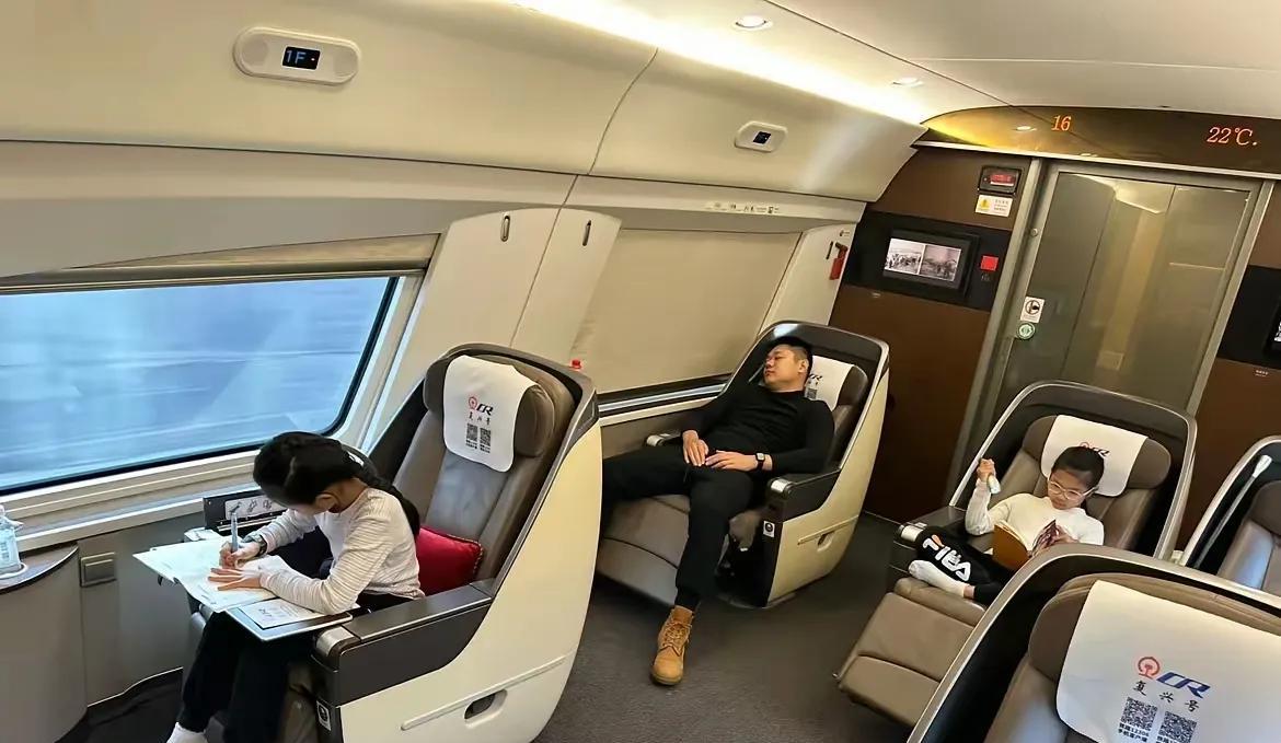 这才是有钱人家的旅游，五一太挤，不愿意出去旅游，随便找个周末，包一个高铁商