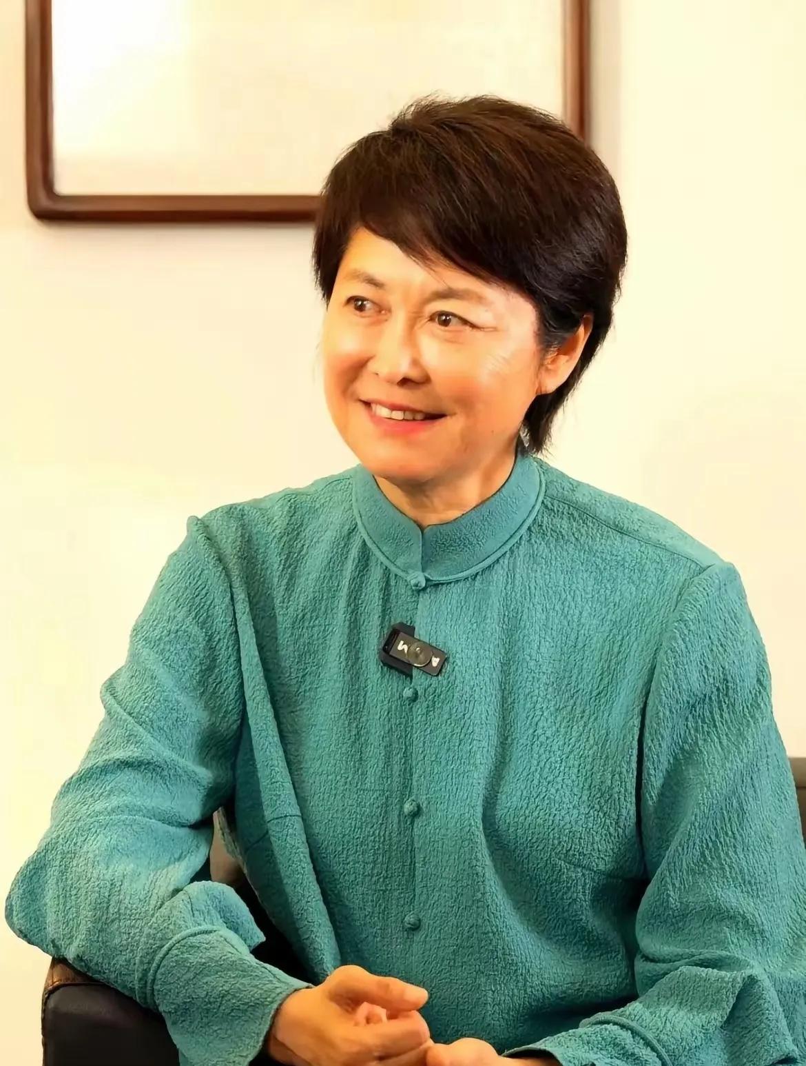 敬一丹离开前，一直有三个人陪在她身边。那三个人是谁，讣告里没写名字，但你把