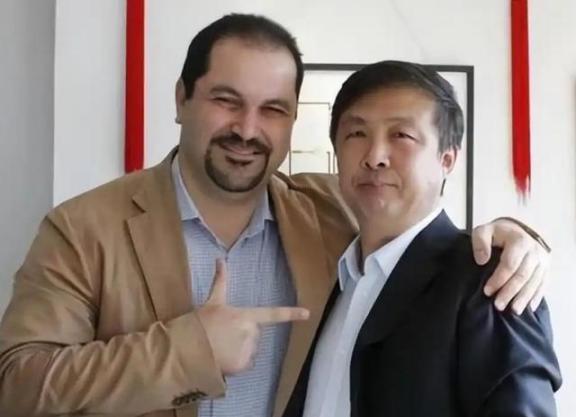 “请向美国投降，别闹了！”2018年中美贸易战刚开打时，中国专家马臣跳出来说：中