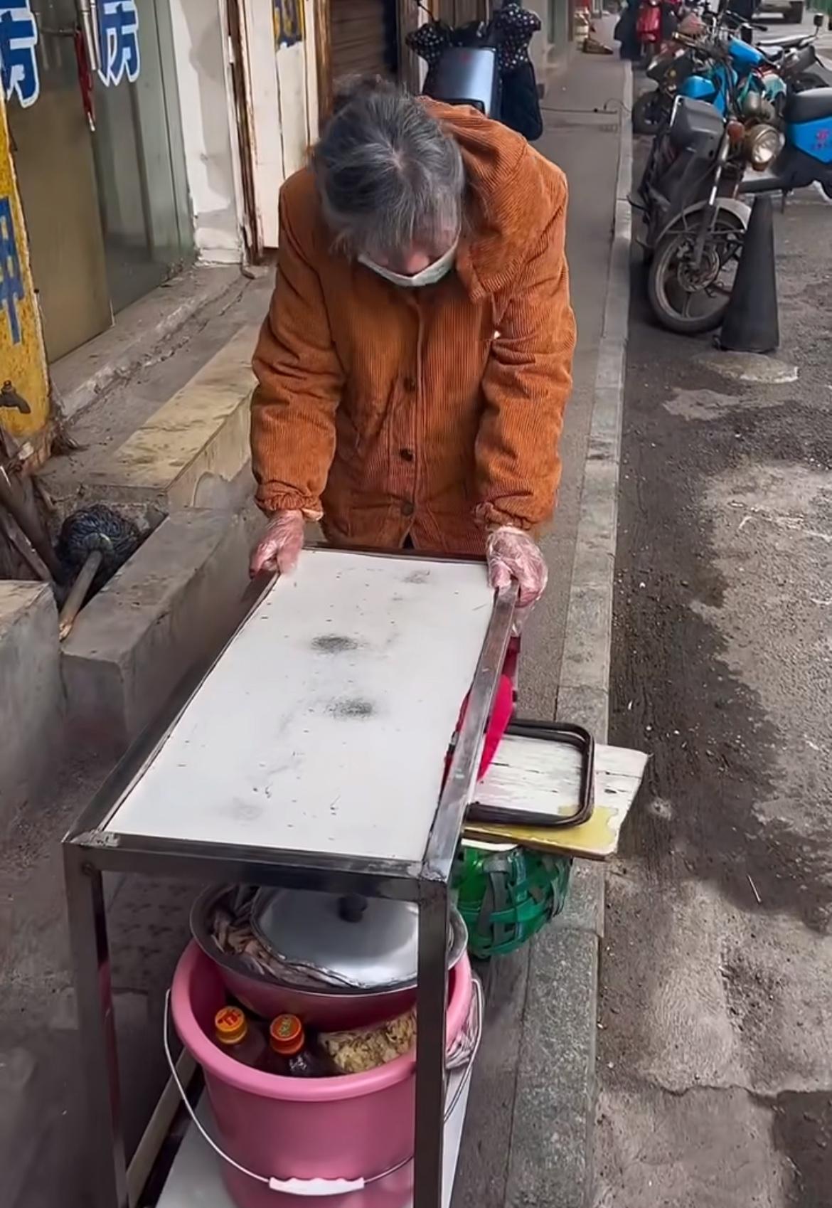 南昌“一毛钱奶奶”被网络霸凌后，现在生意冷清这个77岁的奶奶，40年来坚持低价