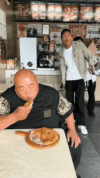 大哥懵了，看热闹是要付出代价的。