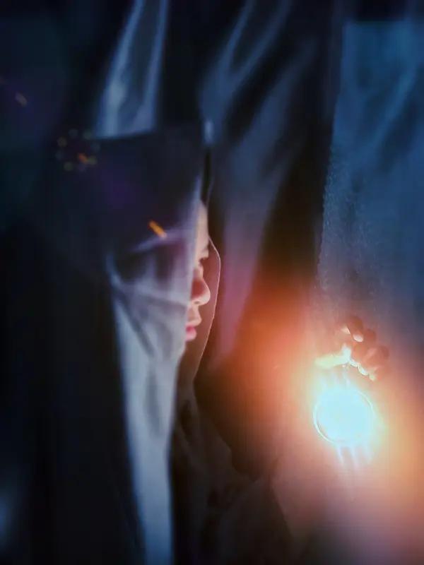 女人要让男人越来越喜欢，得有点小心机。首先得保持神秘感，别一下子把自己全摊开。就