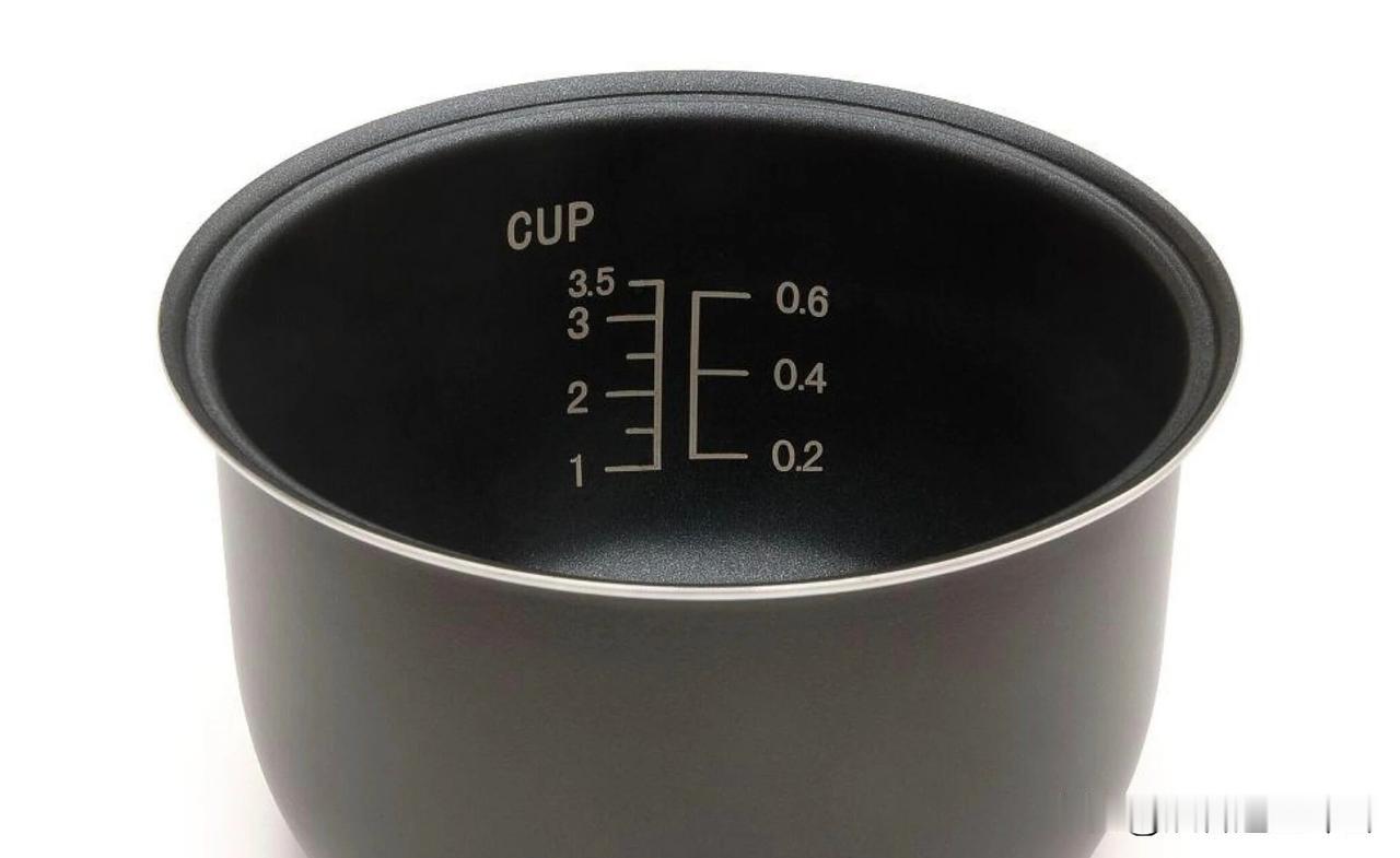 真有点不好意思说，居然到今天才搞懂电饭煲内胆上的刻度线是干嘛用的。平时煮饭是不