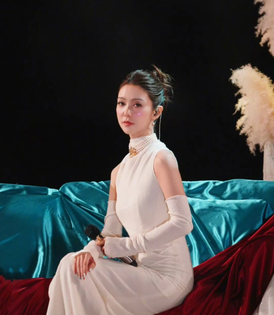 知名港星演唱会造型引热议！被指穿尿片劲歌热舞，获多位好友撑场