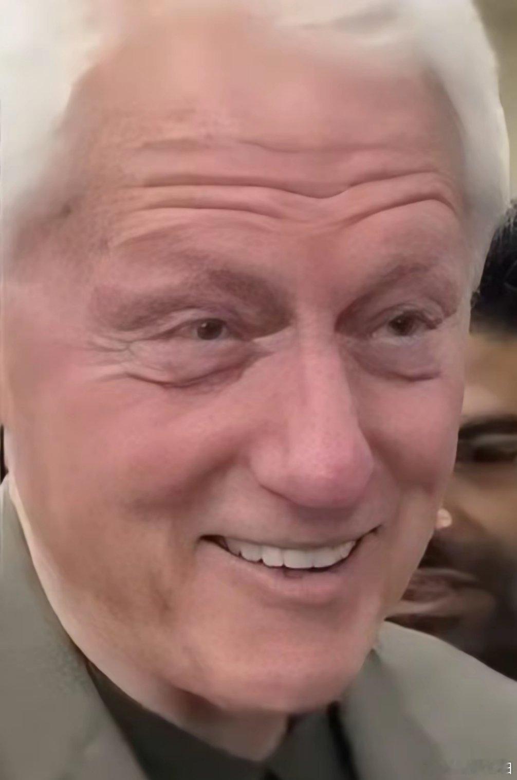 美国前总统克林顿方面要求特朗普政府，在爱泼斯坦案档案公开事宜上做到完全透明，拒绝