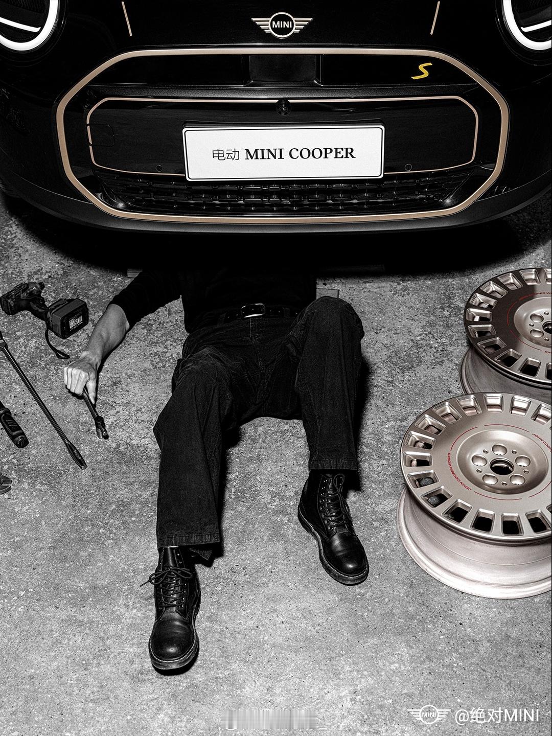 纯电MINICOOPER今天发布了一款子夜黑限量版萤火虫有夜行生物特别版限