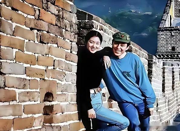 八十年代末，24岁的演员巩俐，正值青春焕发之时，当时与39岁的张艺谋相约，一起登