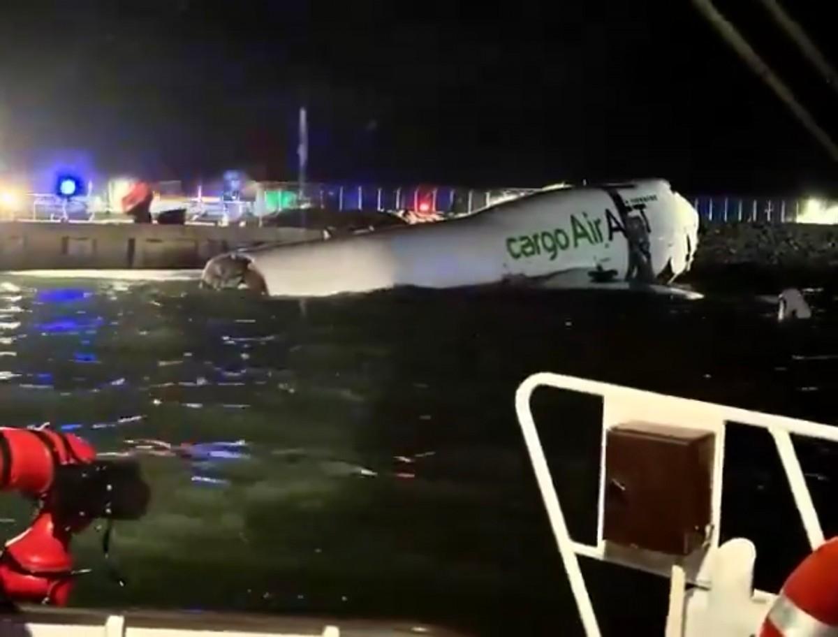 突发！波音747在香港机场冲出跑道坠海，已致多人死亡20日凌晨4点左右，一架
