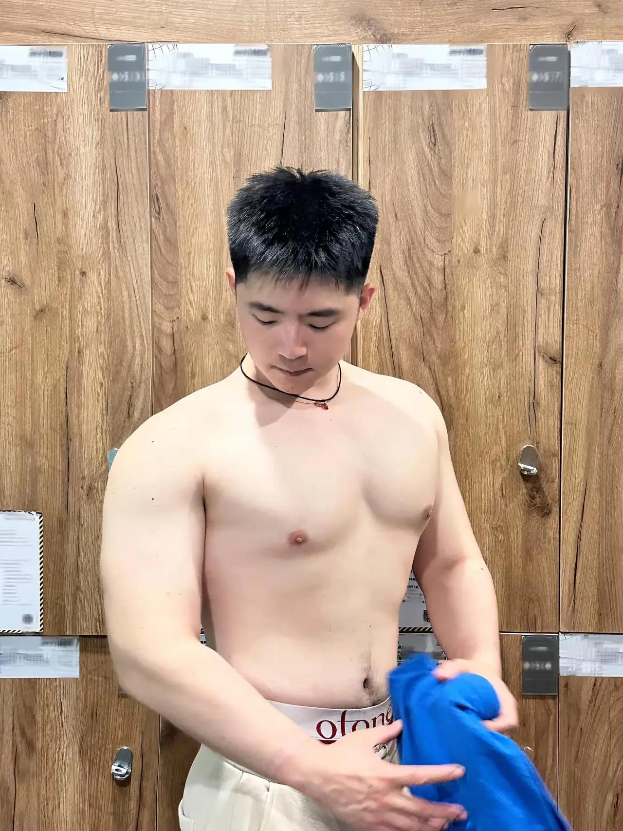 夏天的泳池边简直就是视觉盛宴。阳光落在那些身材很好的男生身上，肌肉线条会变得特别