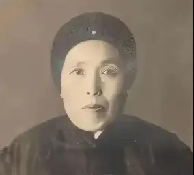1891年，16岁的张作霖落难乞讨，孙寡妇看中了他，解开衣扣，掏出一块腰牌给他：