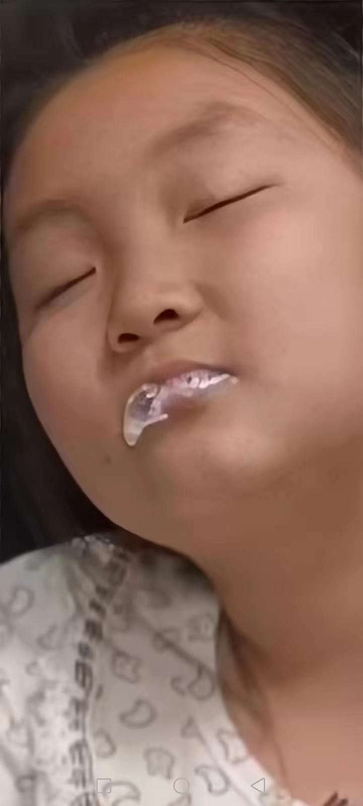 太痛心！父母吵架要离婚，谁都不愿要女儿，说是托油瓶，女儿听了，很伤心难过，跑