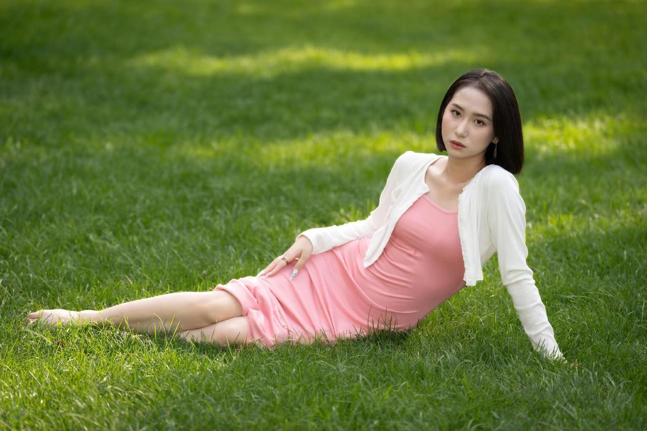 原创摄影夏季穿搭温文尔雅草坪拍照