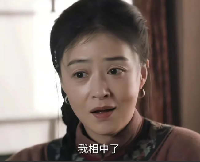 《归队》大阔枝喜欢上高云虎了，可高云虎带着万福庆进了大阔枝的酒馆，让妹妹小红枣直