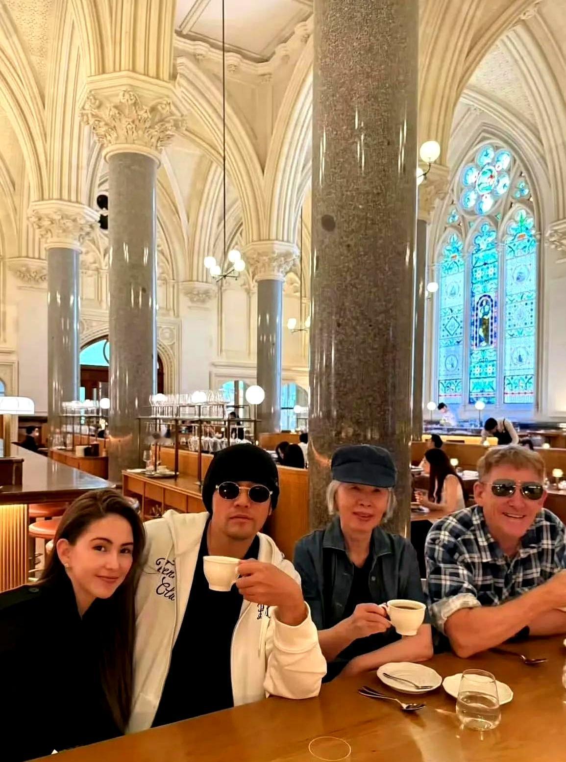 十一年，周杰伦把童话写成了日常。2015年他在古堡把昆凌娶回家，2026年