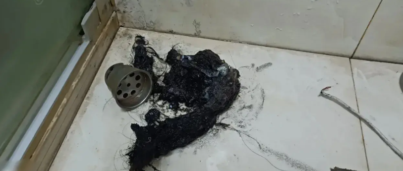 江苏，一名男子洗澡的时候，发现下水口的水流得特别慢，出于好奇，他找来了一根电线，