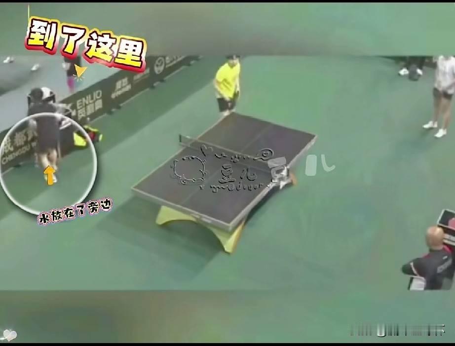 训练间隙，一瓶水被头哥拧开，喝了个干净。那股劲儿，不是暧昧，是彻底的松弛。