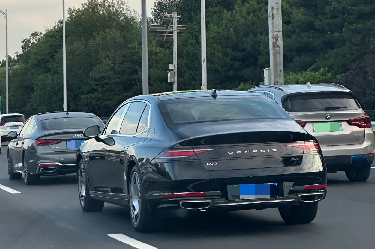 这是什么牌子的轿车，估计比左边的奥迪，右边的宝马SUV都贵吧？估计得有个百八十