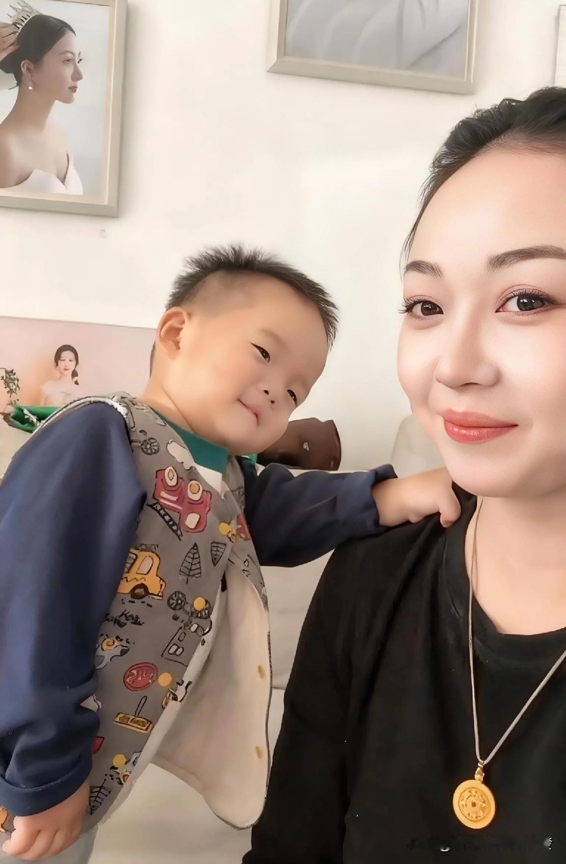 儿子第一次见到妈妈化妆后的样子，眼睛放光，一直盯着妈妈看，左看看右看看，满脸都