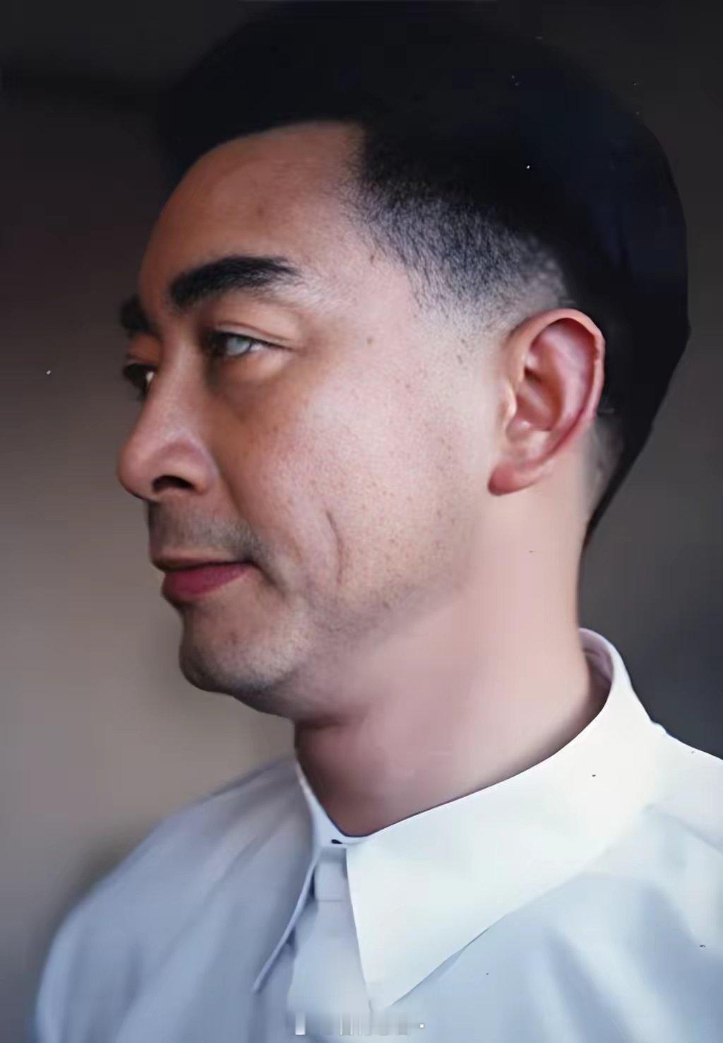 六小龄童在电视剧《1939·恩来回故里》（2000年）饰演周恩来​​​