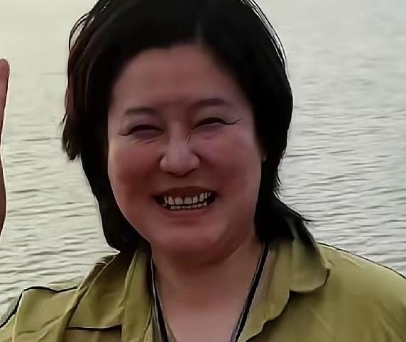 岁月是把杀猪刀！打死也不敢信，眼前这个挤着眼睛、双下巴若隐若现的短发大姐，竟然是
