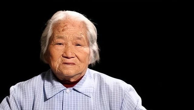 1937年马家军押解一队西路军女俘虏去青海，途中休息时，一匪兵朝周围看了看，压低