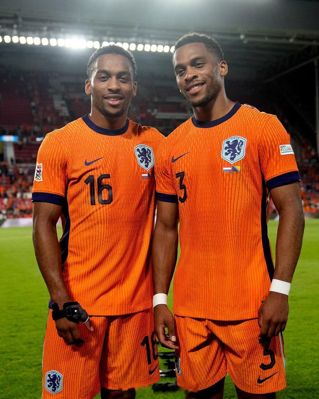 【廷贝尔加盟马赛】24岁荷兰国脚中场，阿森纳右后卫朱利安-廷贝尔的双胞胎兄弟，昆