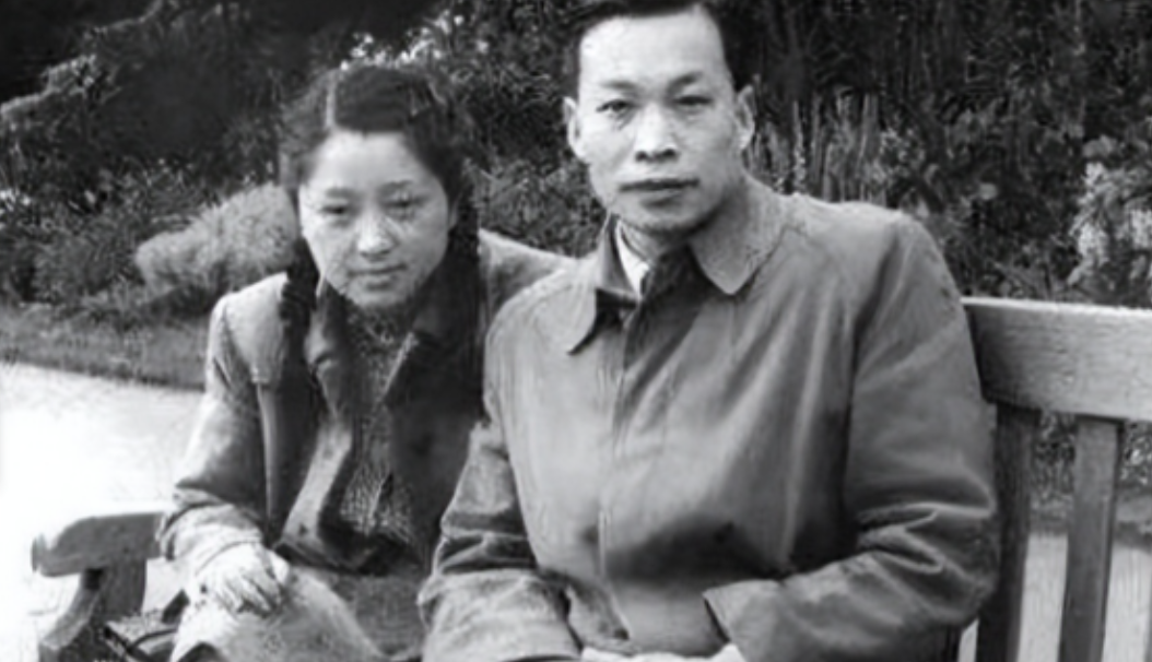 1968年，物理学家钱三强被下放到陕西，一天，他下地干活，转头看到一个女人佝偻着
