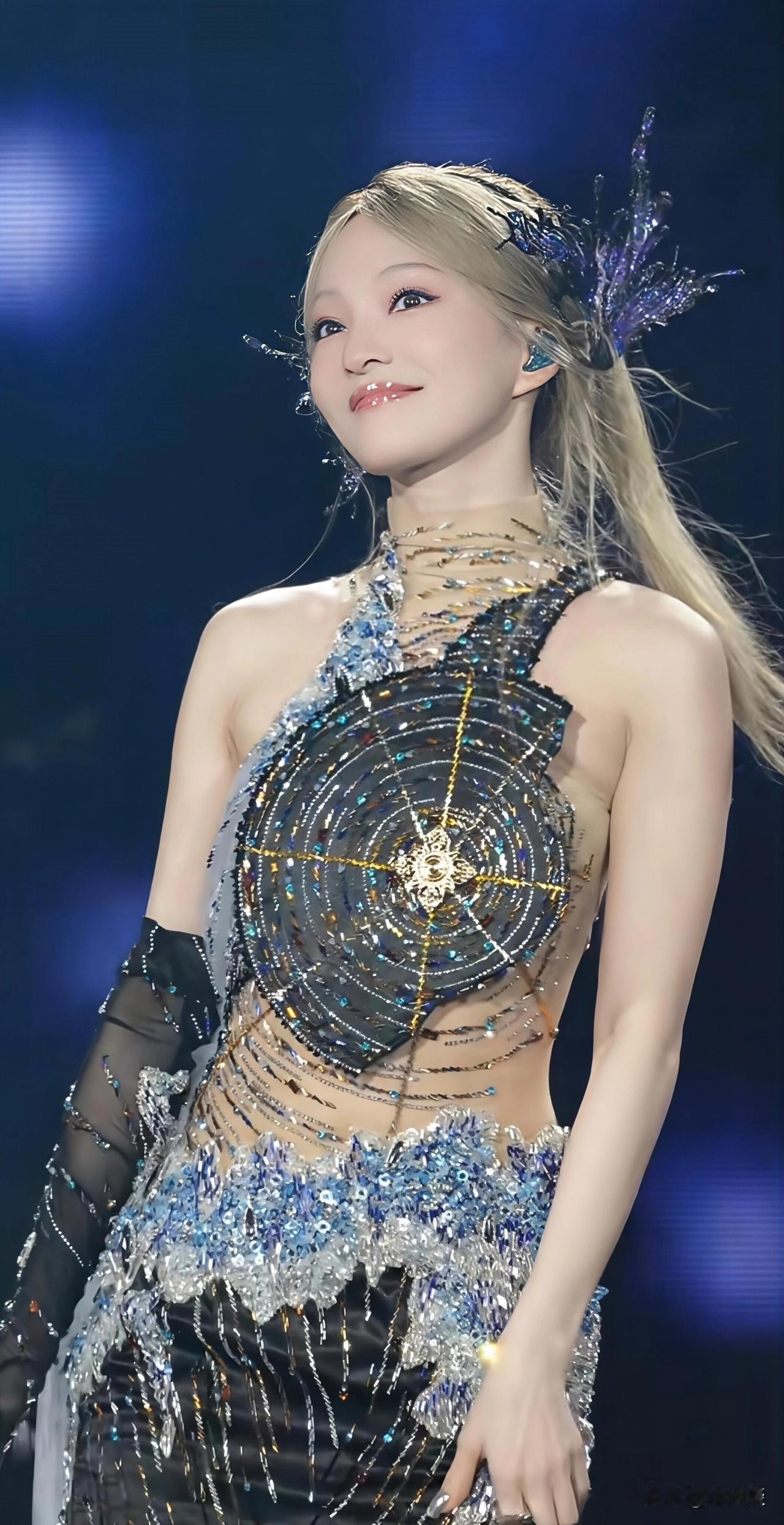 张韶涵演唱会人鱼造型服饰，就胸前那块有点布料子，如果穿在比较丰满的女星身上，会感