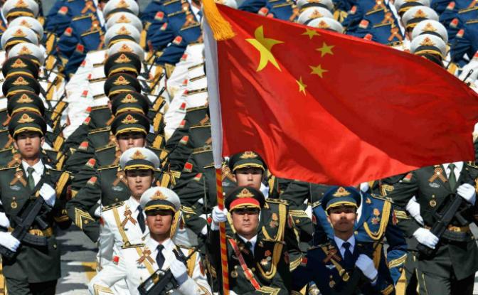 炸锅了！中国军费刚定下7%的涨幅，西方媒体就像被踩了尾巴一样跳了起来，喊打喊杀声