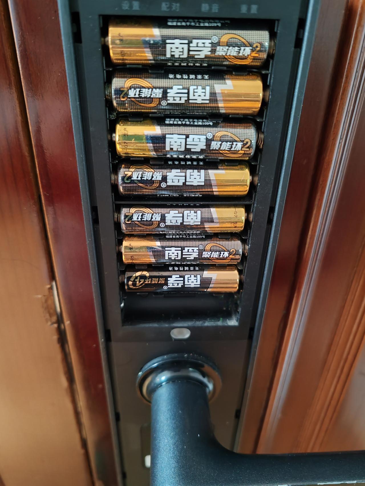 南孚电池难道就这么不经用？家里的电子门锁，用的是八节电池，我用了南孚五号电池，去