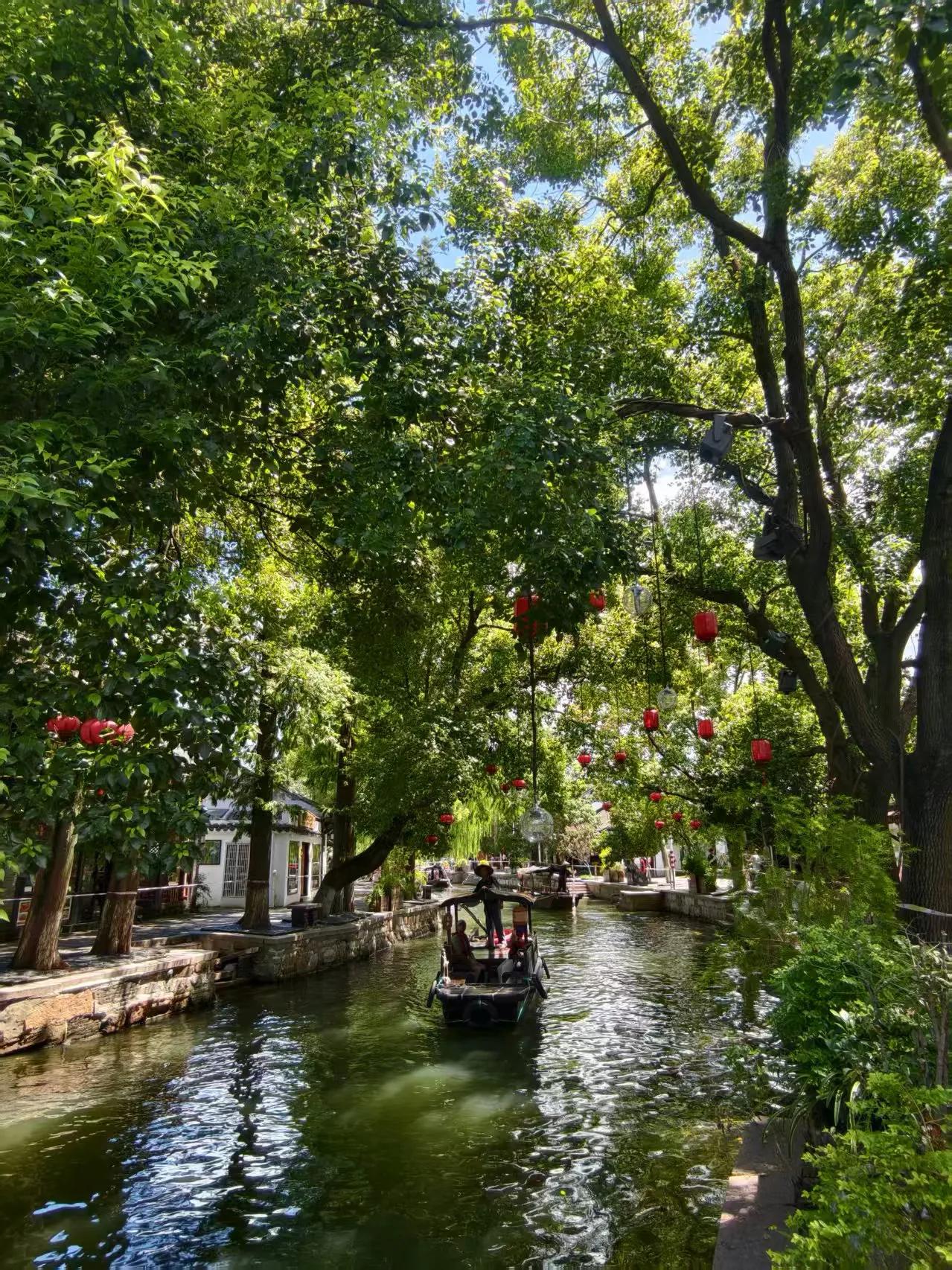 朱家角有十几年没来了，现在变成老外的网红旅游地了，游客差不多一半是老外，而且各国