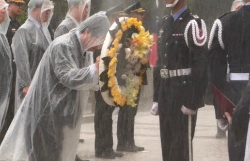暴雨中金门上演荒唐一幕！8月23日，赖清德率众公祭八二三炮战，公然篡改历史，妄称