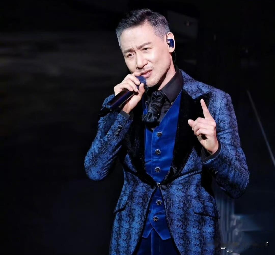 不服老不行！歌神张学友演唱会上出丑了……9月1日，歌手张学友登上热搜，万万没想