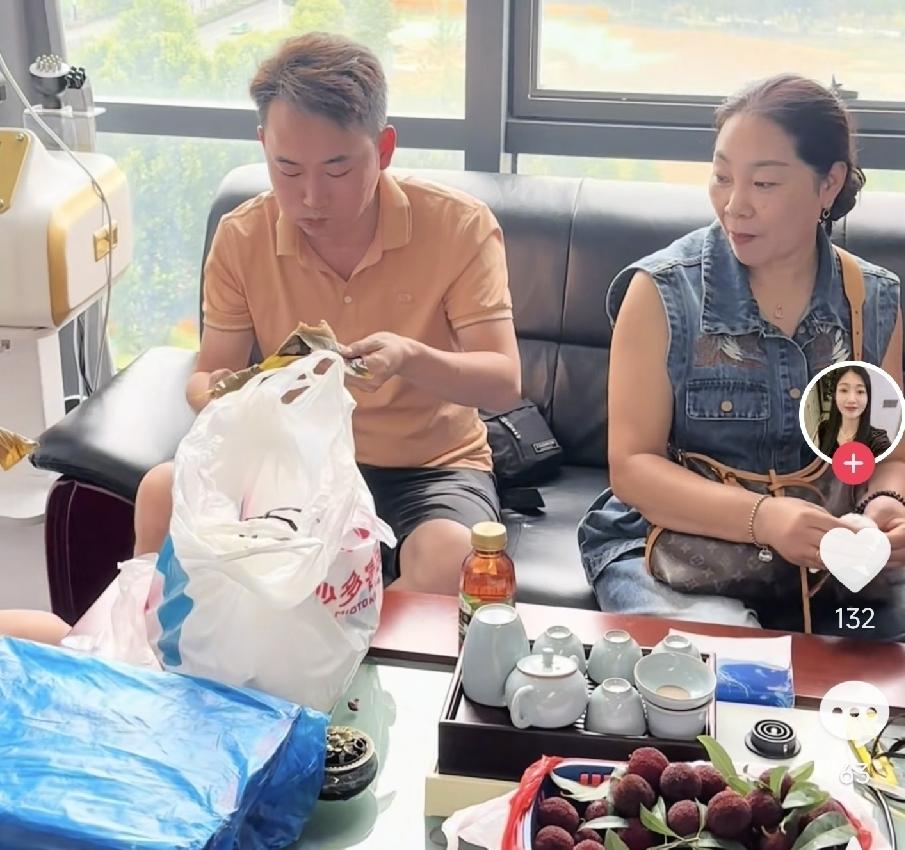 曾芊雅夫妇今天也尝到了厉妈给厉怀远带来的粽子，看样子曾芊雅老公也很喜欢吃粽子，说