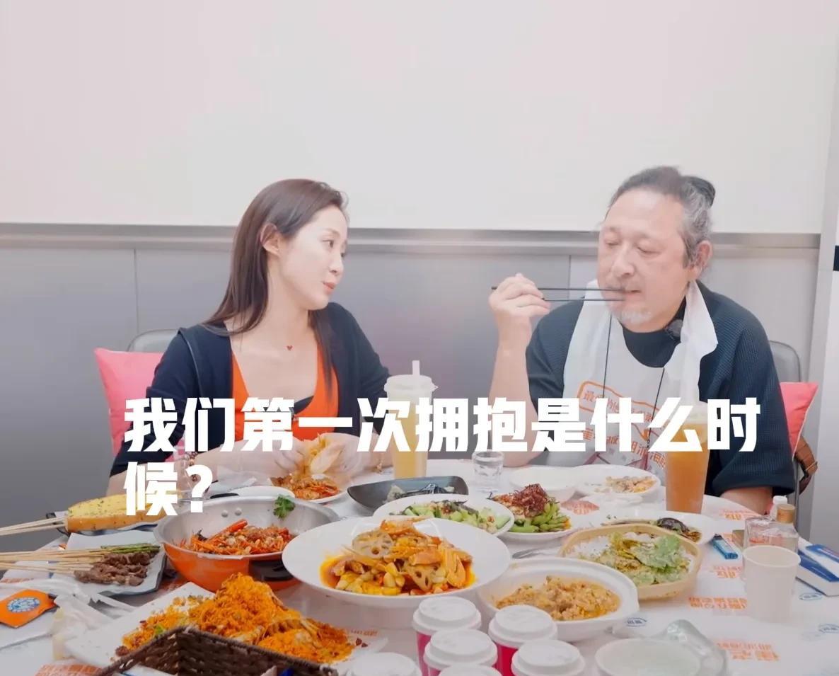 万千惠问三宝：“你记不记得我们第一次拥抱是什么时候？”三宝叹了一口气：“哎呀，不