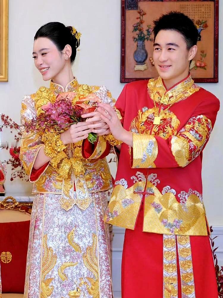 何家办喜事，奚梦瑶脖子上叠了整整18只龙凤镯，手腕沉得抬不起来，何超莲却敢直接把传统龙凤褂撕出个高开