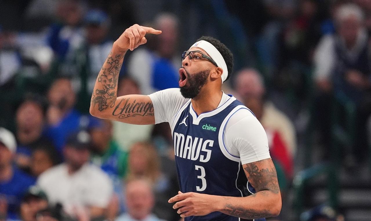 安东尼-戴维斯还是无法逃脱出任5号位的命运。美媒报道：独行侠虽然前场球员众多，但