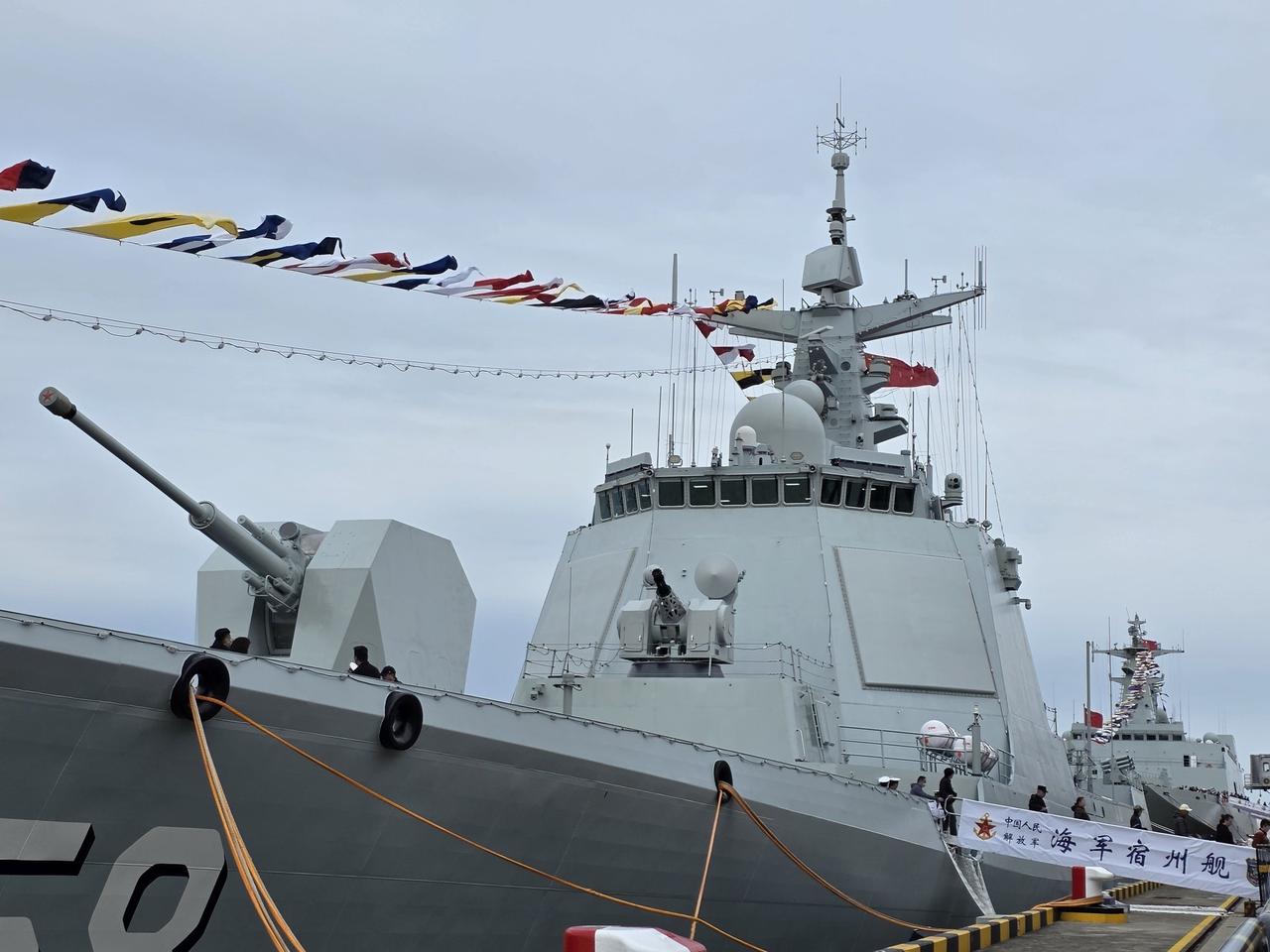 海军节开放活动，近距离感受改进型052D宿州舰（舷号158）。