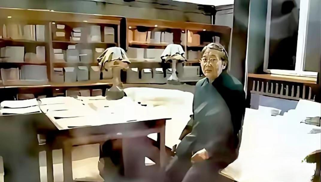 晚年的李敏，常独自来到父亲生前的住所。屋内的陈设依旧，仿佛还留存着父亲当年的生活