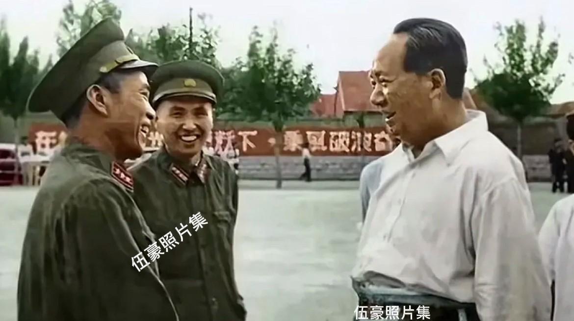 1958年，毛泽东主席和两员猛将梁兴初中将、杨勇上将交谈的老照片。梁兴初中将在抗